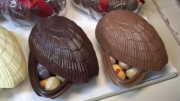 Ouăle de Paște din ciocolată inundă vitrinele în Săptămâna Mare